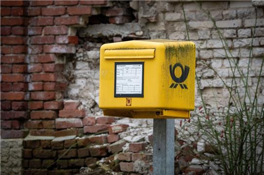 Bisher muss die Deutsche Post mindestens 80 Prozent der aufgegebenen Briefe am nächsten Werktag zustellen, am zweiten Werktag muss der Wert bei 95 Prozent liegen.