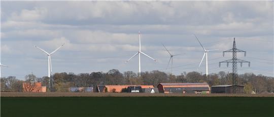 Bislang drehen sich Windräder nur am Horizont von Neuenkirchen – in ein paar Jahren könnten auch zwischen dem Dorf und Döhren welche errichtet werden. Entsprechende Pläne liegen vor. Foto: Gereke