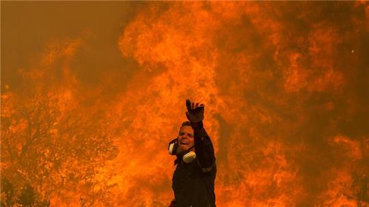 Bislang gibt es in Griechenland rund 14.100 Feuerwehrleute. Auch Privatleute bereiten sich auf den Kampf gegen die Brände vor.