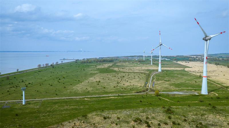 Emden bekommt Marinehafen – Milliardeninvestition geplant Bislang ist das Gebiet, wo der Marinehafen entstehen soll, noch weitgehend unbebaut. (Archivbild)