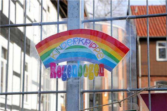 Bislang ist in der ehemaligen Dörntener Grundschule nur eine Krippengruppe untergebracht. Künftig kommt eine Kindergartengruppe hinzu und macht die Krippe Regenbogen zur Kindertagesstätte Schwalbennest. Foto: Gereke