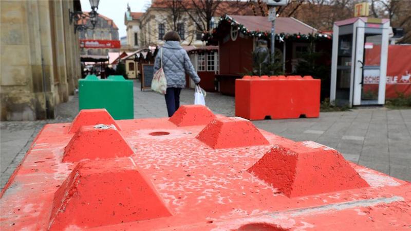 Hunderte gedenken der Opfer nach Todesfahrt von Magdeburg Bislang ist unklar, wie der Täter trotz Betonklötzen auf den Weihnachtsmarkt gelangen konnte.