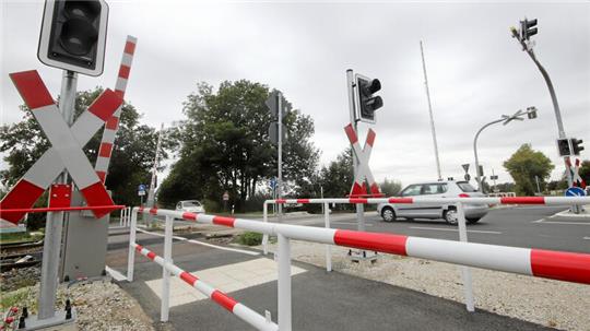 Bislang ragen am Othfresener Bahnübergang Luttersche Straße nur Schranken und Ampelanlagen in die Höhe – bald sollen die Laternenmasten hinzukommen.