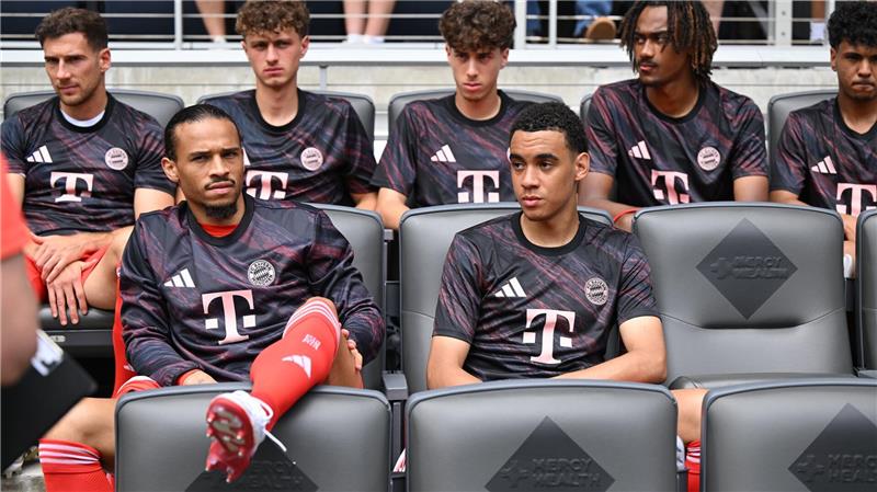 Nach „Peu-à-peu“-Schritten ist gegen PSG Musiala-Time Bislang war die Ersatzbank der WM-Stammplatz von Jamal Musiala. Neben ihm der inzwischen angereiste Leroy Sané (l).