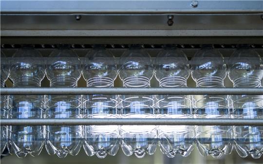 Bisphenol A ist eine synthetische Chemikalie, die beispielsweise in Plastikflaschen und Konservendosen verwendet wird, aber auch in Trinkwasserleitungen.