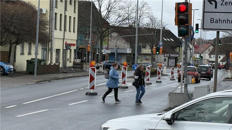 Bisschen kompliziert: Am Bahnhof regeln mehrere Ampeln den Verkehr.  
