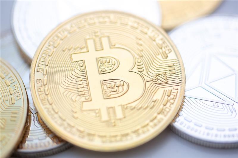 Umfrage: Jeder achte Erwachsene investiert in Krypto Bitcoin- (M.) und Ethereum-Münzen.