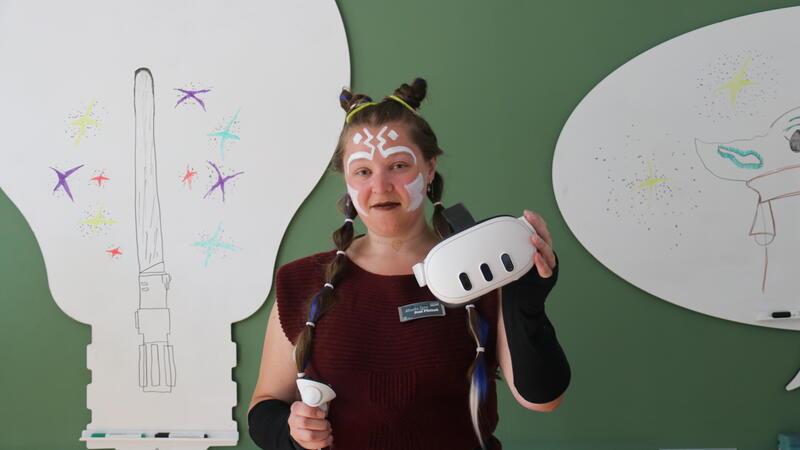 Bitte VR-Brille aufsetzen: Franziska Platzek lädt zum virtuellen Laserschwert-Kampf ein.