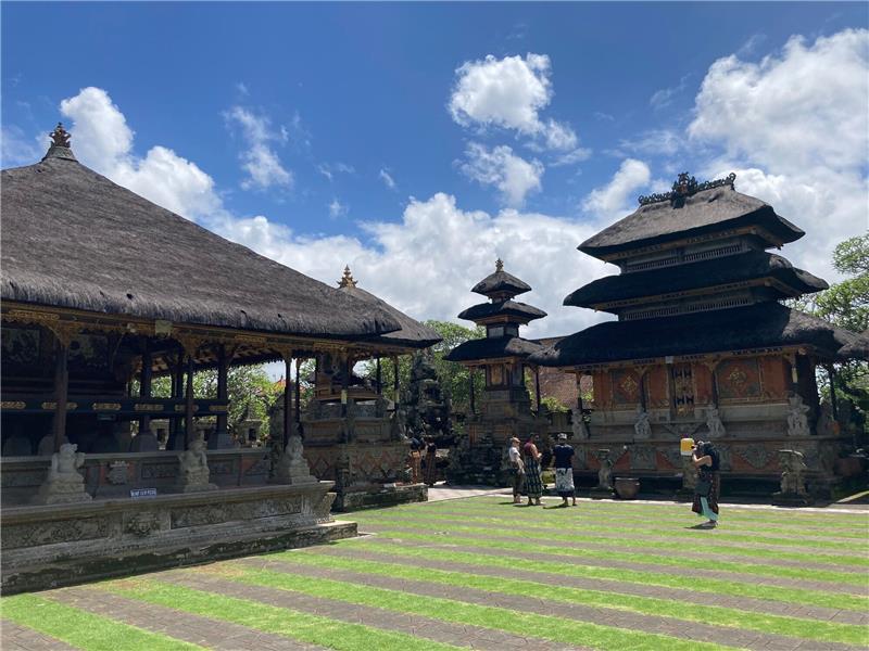 Bali gibt Benimmregeln für Touristen heraus Bitte benehmen: Touristen im Tempel Pura Puseh Desa Batuan.