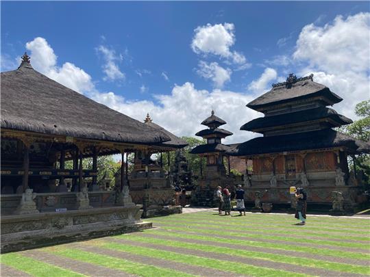 Bitte benehmen: Touristen im Tempel Pura Puseh Desa Batuan.