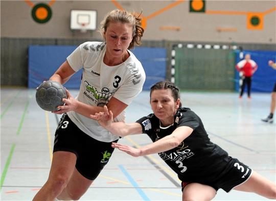 Bittere Diagnose: Liebenburgs Fenja Mönnich-Matthes (li.) hat sich einen Kreuzbandriss zugezogen und fällt für den Rest der Saison aus. Foto: Neuendorf