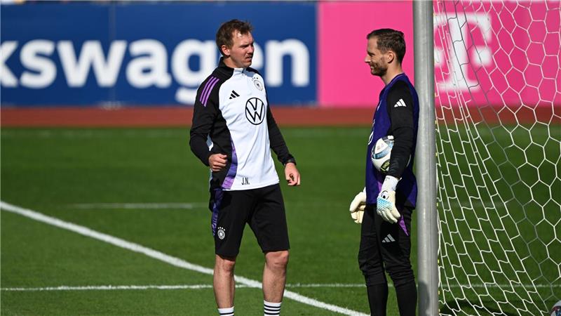 Bittere Nachricht für Oliver Baumann: Julian Nagelsmann (l) im Gespräch mit dem Hoffenheimer Torwart bei einer Trainingseinheit. (Archivbild)