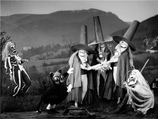 Bizarr und schaurig wirken die Masken der Schauspieler, nicht nur während der hier gezeigten Aufführung 1967. Fotos: Ahrens-Archiv
