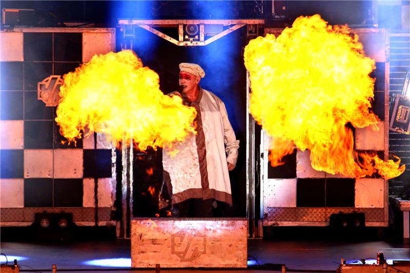 Open-air am Rammelsberg: Strahlender Auftakt mit Völkerball Bizarre Verrkleidungen und viel Feuer überall: Völkerball mit Sänger René Anlauff macht auf der Bühne mächtig Dampf. Foto: Epping