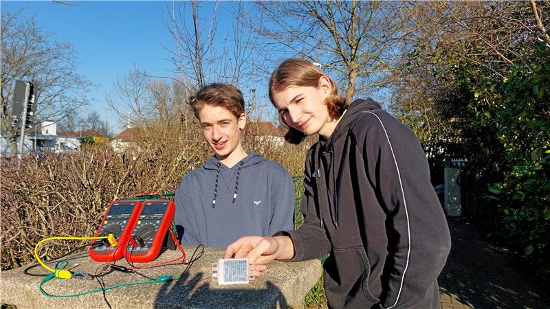 Bjarne Karsten und Leon Koehler aus Braunschweig stellen selbst Strom her. Die 15-Jährigen belegen Platz zwei in der Kategorie Technik und erhalten einen Sonderpreis von dem Verein Rewimet mit Sitz in Clausthal-Zellerfeld.  Fotos: Privat
