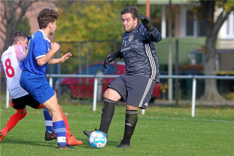 Björn Becker, Torwart der 2. Mannschaft der TSG Bad Harzburg, kann in dieser Aktion noch klären, kassiert aber eine 1:3-Niederlage beim SV Schladen. Foto: Gietemann