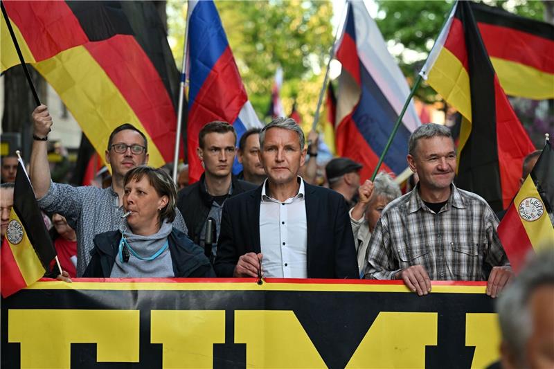 Weimar setzt Zeichen gegen Rechts: 1000 Menschen bei Demos Björn Höcke (M) ist AfD-Landesvorsitzender und Fraktionschef im Thüringer Landtag. Hier bei einer Kundgebung der AfD in Weimar.