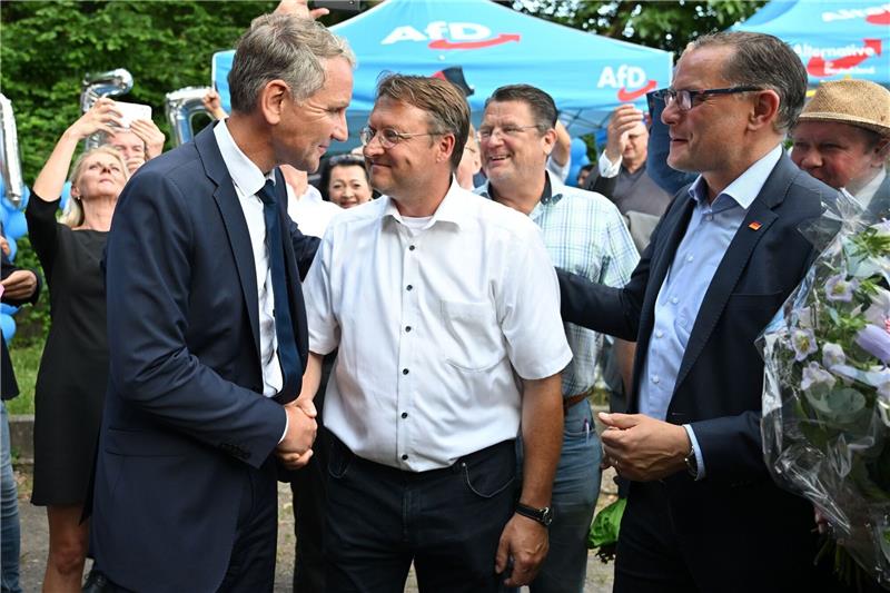 AfD erobert erstes Landratsamt - Präzedenzfall in Thüringen Björn Höcke, Vorsitzender der AfD Thüringen (l) und Tino Chrupalla, AfD-Bundesvorsitzender (r) gratulieren dem Wahlsieger Robert Sesselmann (AfD,M).