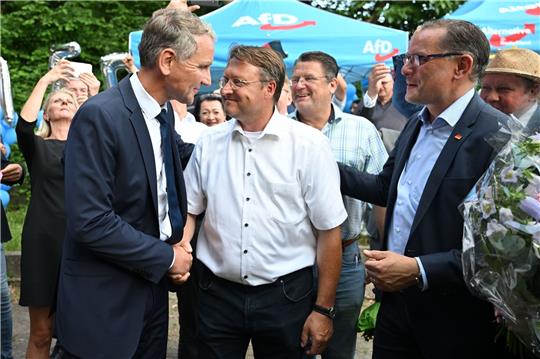 Björn Höcke, Vorsitzender der AfD Thüringen (l) und Tino Chrupalla, AfD-Bundesvorsitzender (r) gratulieren dem Wahlsieger Robert Sesselmann (AfD,M).