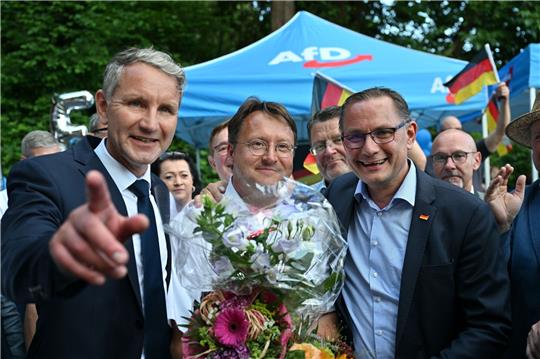 Björn Höcke (l), Vorsitzender der AfD Thüringen und Tino Chrupalla, AfD-Bundesvorsitzender (r) gratulieren Robert Sesselmann.