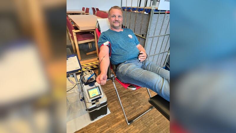 Björn Klapproth ist Erstspender. Er nimmt die Aktion des DRK-Ortsvereins Altenau im Kurgastzentrum wahr.