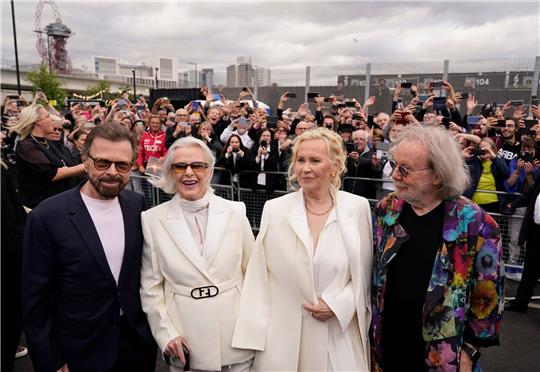 Björn Ulvaeus (l-r), Anni-Frid Lyngstad, Agnetha Fältskog und Benny Andersson von Abba erhalten im Königlichen Palast von Stockholm den «Vasaorden».