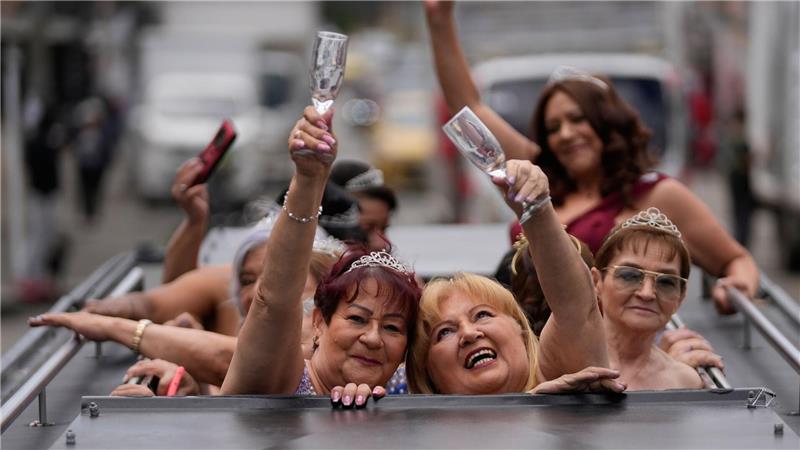 Blanca Guerrero, 67, links, und Gloria Sanabria, 67, rechts, fahren in einer Limousine zu einer Quinceanera-Feier für Frauen, die nie eine traditionelle 15. Geburtstagsparty feiern konnten. 