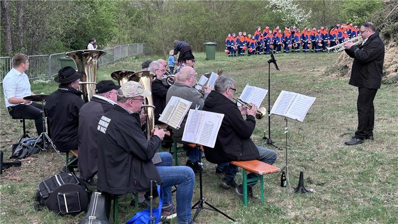 Bad Harzburg feiert an den Feuern und unter dunklen Regenwolken Blasmusik zum Auftakt hat in Bündheim am Weißen Stein Tradition.