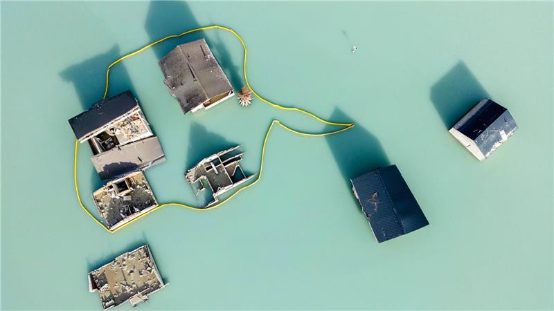Bilder des Tages Blatten/Wallis: Vier Monate nach Erdrutsch – Luftaufnahme zeigt Häuser im überfluteten Dorf.