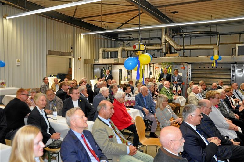 Es muss nicht immer Abi sein Blau-Gelb in der Braun-Backstube: In der Astfelder Produktionsstätte lauscht das Publikum den Rednern, bevor ab zwei Uhr nachts wieder der Teig in die Öfen kommt.