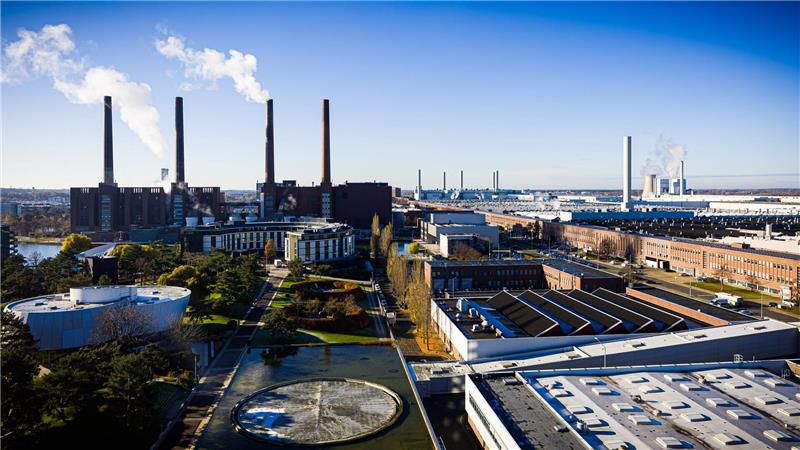 VW-Chef will Sparkurs – Vertrauensverlust in Belegschaft Blauer Himmel über dem VW-Werk in Wolfsburg – doch die Stimmung im Konzern bleibt wechselhaft. (Archivbild)