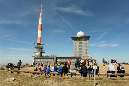Blauer Himmel und Sonnenschein über dem Brocken locken zahlreiche Besucher an. Foto: dpa
