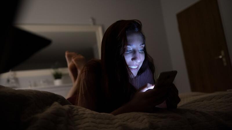 Blaues Licht unterdrückt die Bildung von Melatonin.