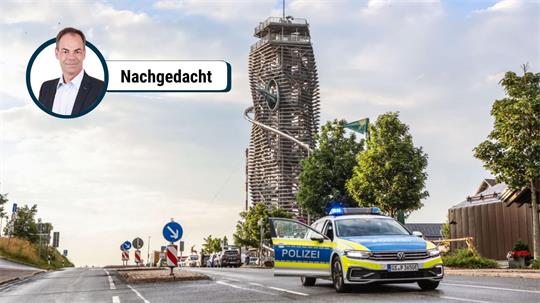 Einsatzfahrzeuge am Harzturm.