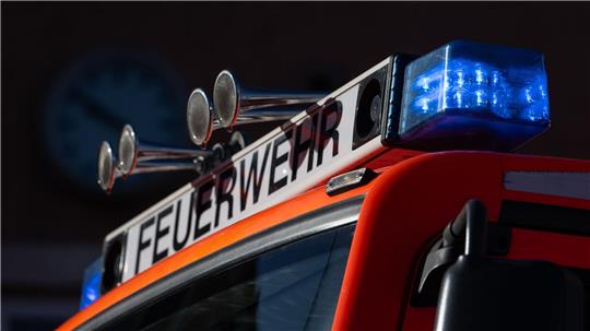 Blaulicht ist auf einem Einsatzfahrzeug der Feuerwehr zu sehen. (Symbolbild)