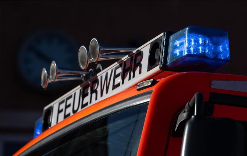 Blaulicht ist auf einem Einsatzfahrzeug der Feuerwehr zu sehen.