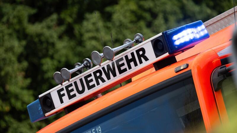 Blaulicht ist während eines Brandes auf einem Einsatzfahrzeug der Feuerwehr zu sehen.