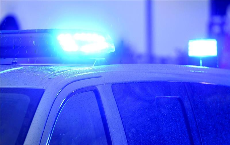 Diebstahl von Kraftstoff, Unfallfluchten in Seesen Blaulichter leuchten auf dem Dach eines Streifenwagens der Polizei.