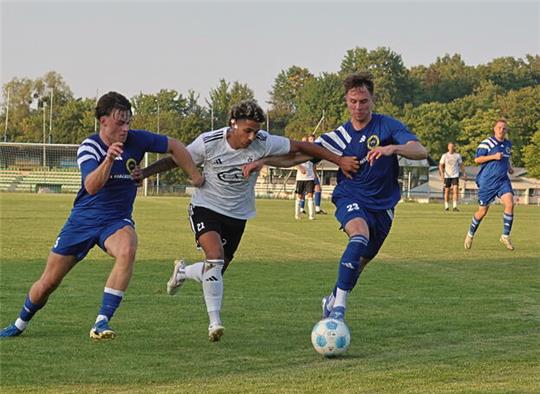 Bleckenstedts Fabio Hajdaraj bahnt sich in dieser Szene seinen Weg gegen die Bad Harzburger Sören Jansen und Timo Schwanecke. Am Ende setzt sich der Landesligist mit 5:1 im Sportpark durch. Foto: Epping