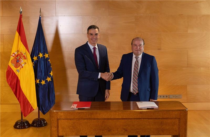 Spanien drohen trotz Regierungsabkommen turbulente Zeiten Bleibt aller Voraussicht nach Ministerpräsident: Pedro Sanchez (l.) - und Andoni Ortuzar, PNV-Präsident, im Unterhaus in Madrid.