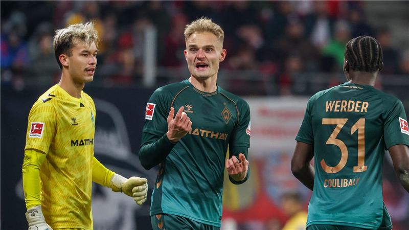 Bleibt bei Werder Bremen: Abwehrspieler Amos Pieper (M). (Archivbild)