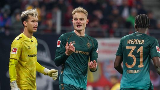Bleibt bei Werder Bremen: Abwehrspieler Amos Pieper (M). (Archivbild)