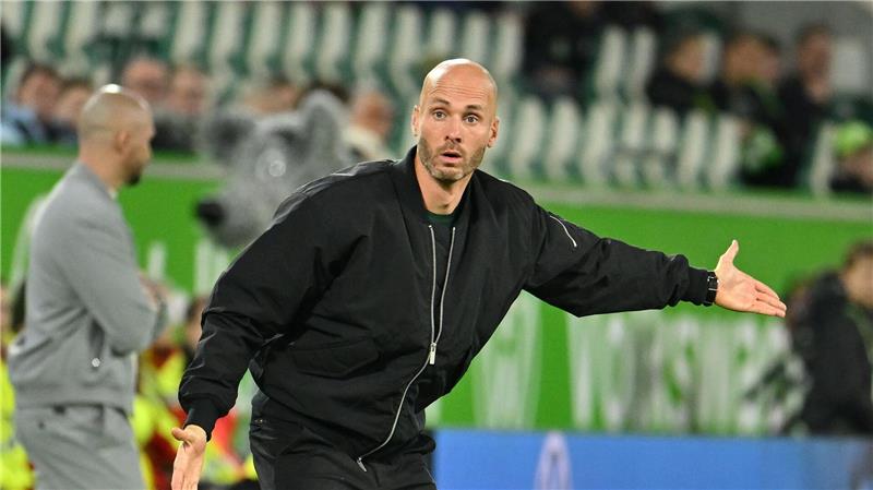 Bleibt vorerst Wolfsburg-Trainer: Der Niederländer Paul Simonis.