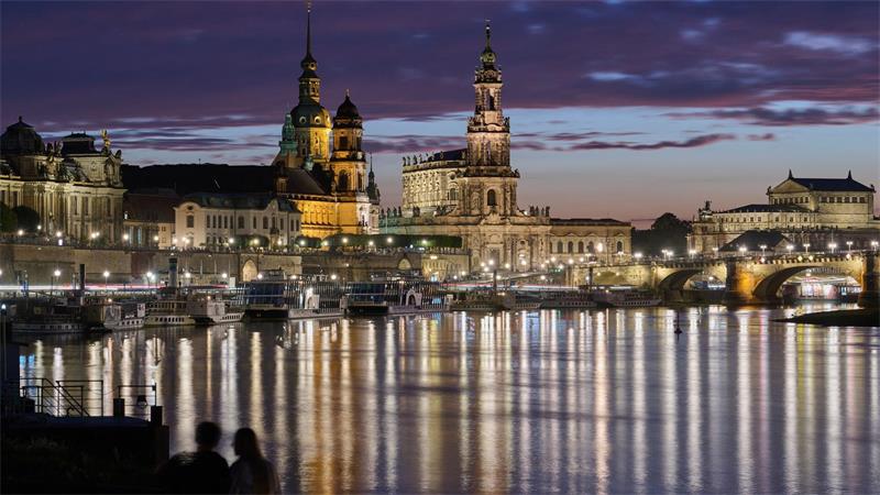 Blick am Abend auf die Altstadt von Dresden an der Elbe mit dem Georgenbor (l-r), dem Hausmannsturm, dem Ständehaus, der Hofkirche und der Semperoper.