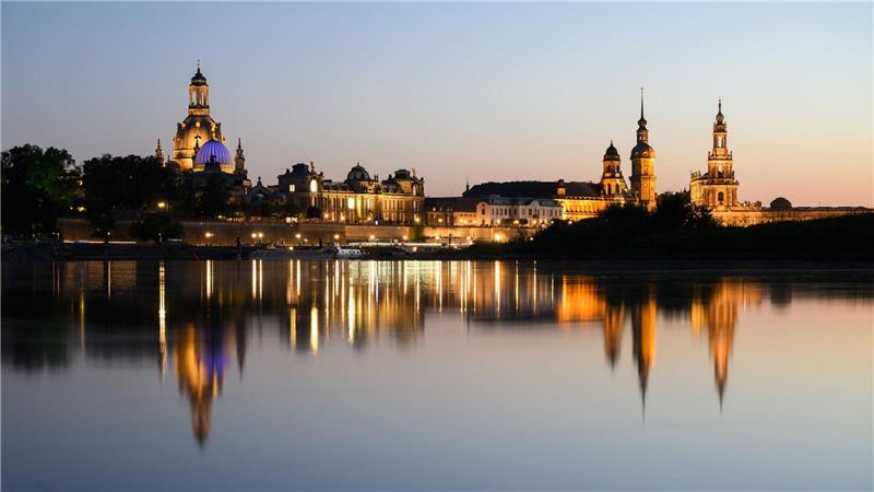 Bilder des Tages Blick am Abend auf die historische Altstadtkulisse von Dresden an der Elbe mit der Frauenkirche (l-r), der Kuppel der Kunstakedmie mit dem Engel „Fama“, dem Terrassenufer, dem Ständehaus, dem Hausmannsturm und der Hofkirche.