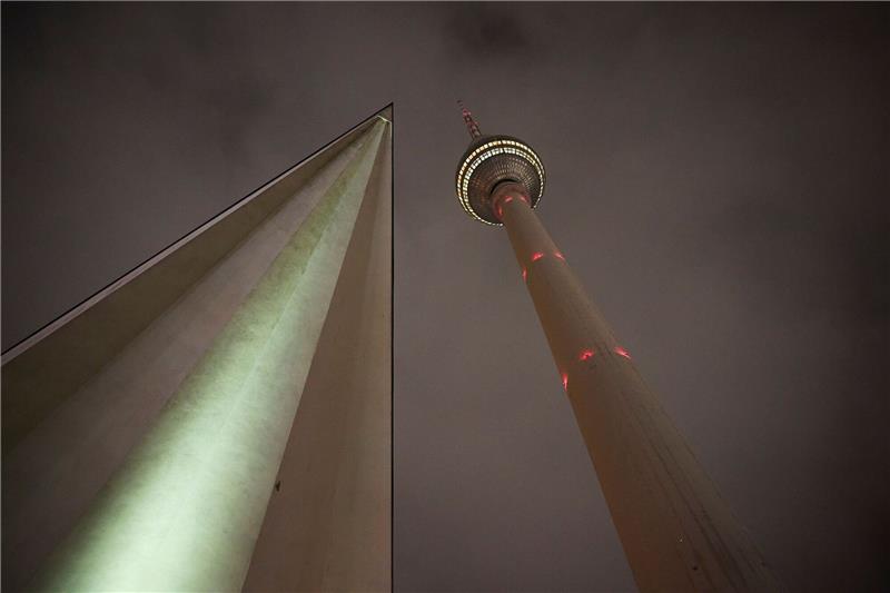 Letzte Oktobertage werden mild und mitunter nass Blick am frühen Morgen auf den Berliner Fernsehturm.