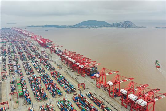 Blick auf Container und Kräne im Yangshan-Hafen. Foto: picture alliance/dpa/XinHua | Ding Ting