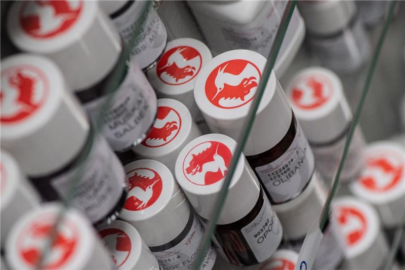 Blick auf Duftrohstoffe in Flaschen der Symrise AG in einem Regal.