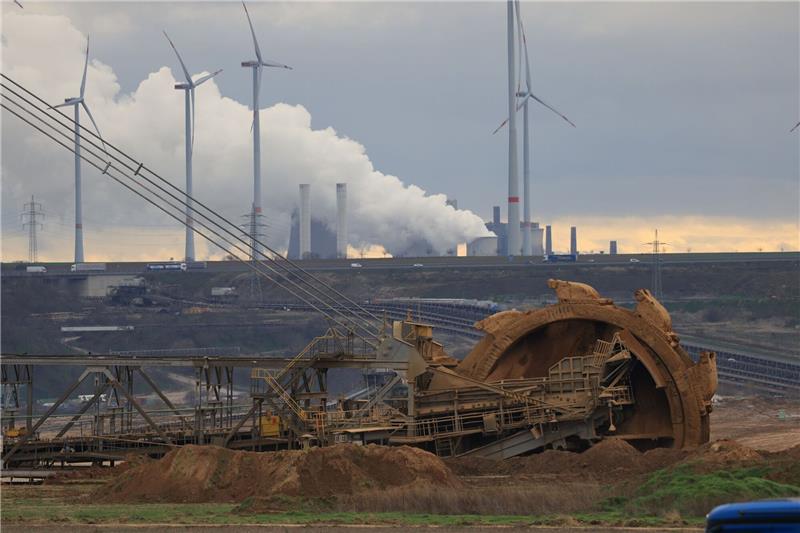 Lützerath: Räumung ab Mittwoch möglich Blick auf Garzweiler II . Das Dorf Lützerath soll zur Erweiterung des Braunkohletagebaus Garzweiler II abgebaggert werden.