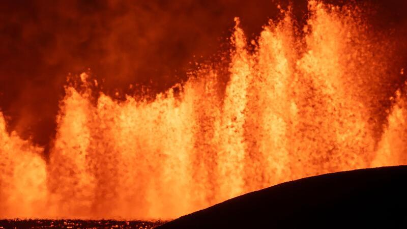 Blick auf Lavafontänen, die aus der neuen Eruptionsspalte am Vulkansystem Svartsengi in Island ausströmen.